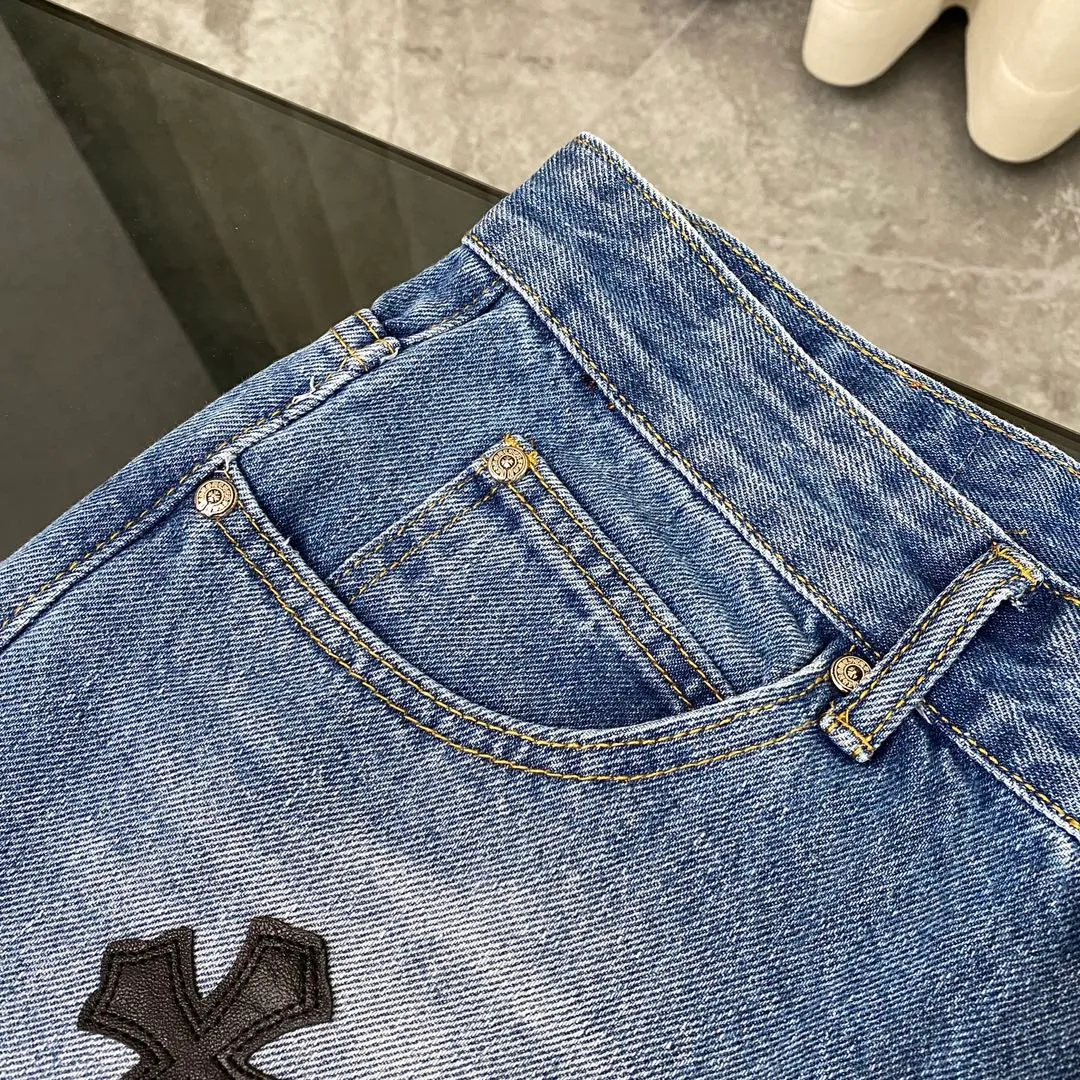 🅿️240 Chroe Hets CH classic blue and black leather jeans, priced at 4W level, patchwork cross pattern embellishment, women's high-waisted washed jeans! ! Absolutely high-end luxury products, 1.9W level god-level single products, super popular products, built with top heavy industry, a magic weapon that cannot be missed [About Zangyin] This is an extremely luxurious fashion brand that can also be called the aristocrats of the high street. It has always been an exclusive brand for some hipsters or rich second generations. Compared with ordinary high streets, it is more luxurious and noble. Compared with luxury brands, it has a more fashionable personality and has always been a brand that I have a special liking for. A6632 [Top heavy industry fashionable design] Consistently high-street luxury style creation. Speaking of this style, the Zangyin family and GU family are definitely the leading representative brands. Especially the Zangyin family has really achieved a state-of-the-art effect in creating high-street style. The color system of this model is made of unique washed materials. It is already quite eye-catching. It is decorated with pink patchwork cross flowers, which cleverly highlights the charm of the brand. Secondly, this model uses classic The classic high-waist cutting design highlights the long legs and the fashionable temperament of the upper body. The brand is highly recognizable and the slim fit configuration is more suitable for daily wear. This product is a product that interprets personality, fashion, and specifications at a glance. This single product is enough to make any fan excited. It can be a white T-shirt for youthful preppy style, or a tight sling for royal lady style. It has strong matching ability and can be easily controlled by men.  [Material and craftsmanship] Needless to say, this point goes without saying. As an excellent craftsman brand, Zangyin has really perfect requirements for details and craftsmanship. The washed color of this model has gone through so many processes, not to mention the embellishment of the denim appliqués. It is also purely handmade and sewn. Just like what they believe in, only handmade things have soul and have the meaning of wear. A top-notch heavy-duty fashionable denim item, I look forward to your perfect interpretation! ! 28-34 corresponds to S-XL